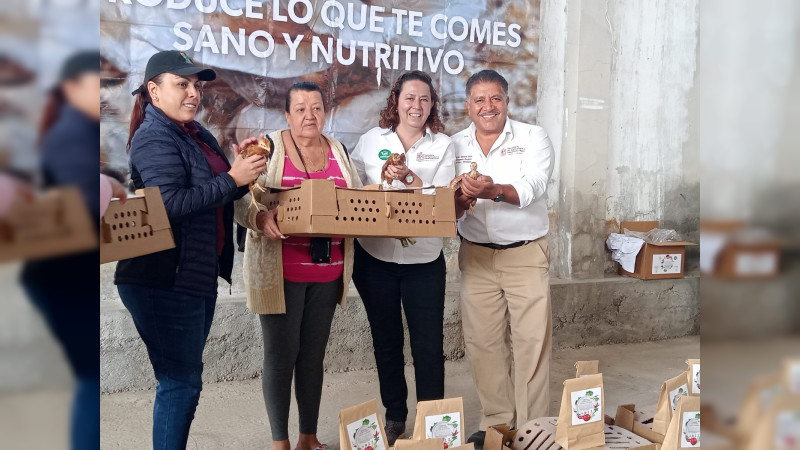 Sader propicia el autoconsumo alimentario con entrega de paquetes de aves