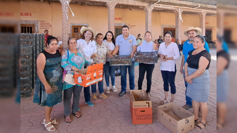 Sader propicia el autoconsumo alimentario con entrega de paquetes de aves