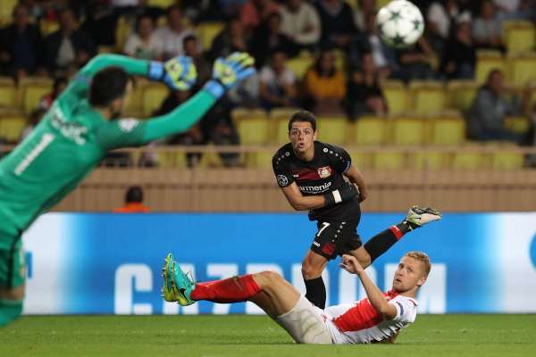Chicharito marca gol 100 en empate de Leverkusen 1-1 ante Mónaco 
