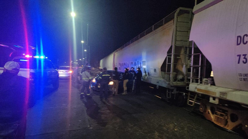 En Morelia, Michoacán, el tren se lleva un vehículo  