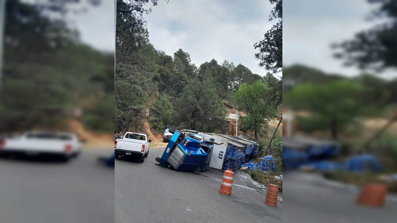 Se registra volcadura en carretera Zitácuaro-Morelia; conductor resulta lesionado