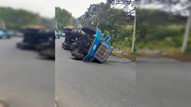 Se registra volcadura en carretera Zitácuaro-Morelia; conductor resulta lesionado