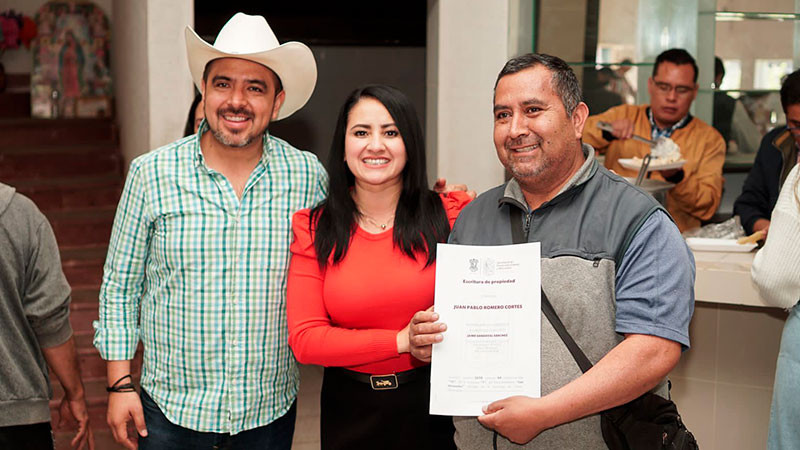 Entrega gobierno de Michoacán escrituras a habitantes de Charo 