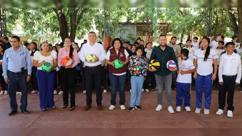 Entrega SEE más de 2 mil pares de tenis del programa Jalo a Estudiar