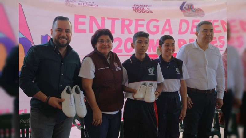 Entrega SEE más de 2 mil pares de tenis del programa Jalo a Estudiar