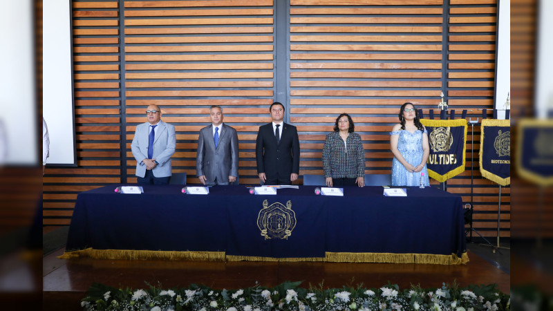 Egresados y egresadas no olviden los valores y la ética que aprendieron en la UMSNH: Javier Cervantes Rodríguez