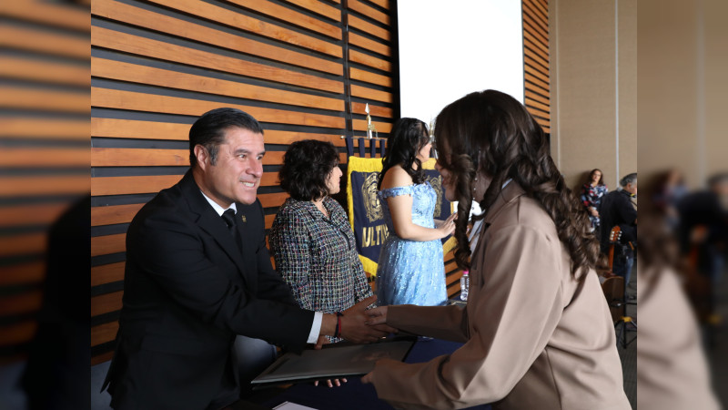 Egresados y egresadas no olviden los valores y la ética que aprendieron en la UMSNH: Javier Cervantes Rodríguez