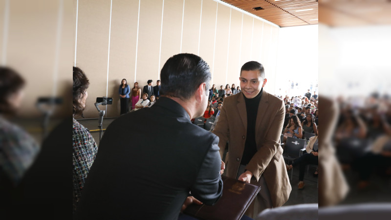 Egresados y egresadas no olviden los valores y la ética que aprendieron en la UMSNH: Javier Cervantes Rodríguez