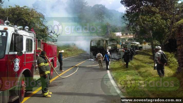 Incendian tráiler por detención de normalistas, en Chilchota, Michoacán 