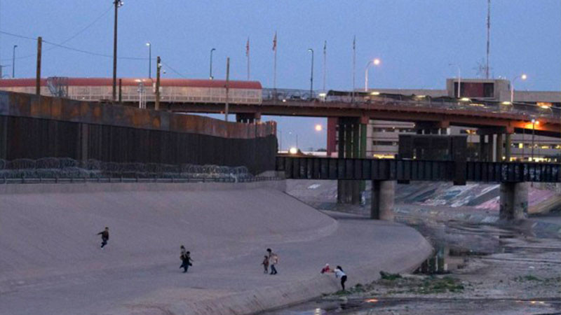 Localizan a 69 migrantes en tuberías de drenaje del El Paso, Texas 