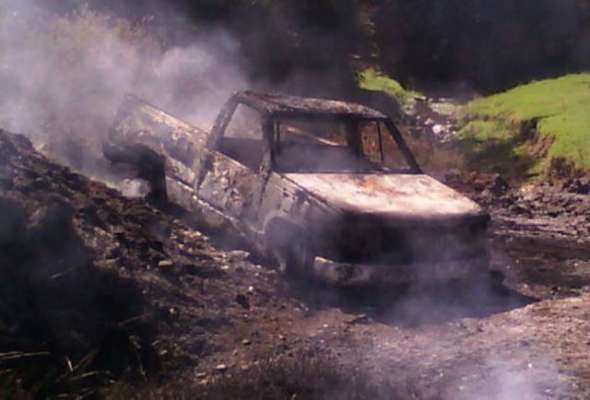 Normalistas queman dos vehículos en la carretera Paracho-Playa Azul 