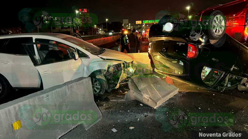 Aparatoso choque y volcadura en 5 de Febrero, en Querétaro 