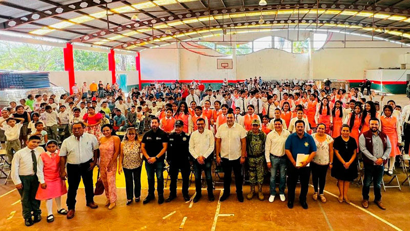 Sector educación entrega materiales para infancias y escuelas de Churumuco 