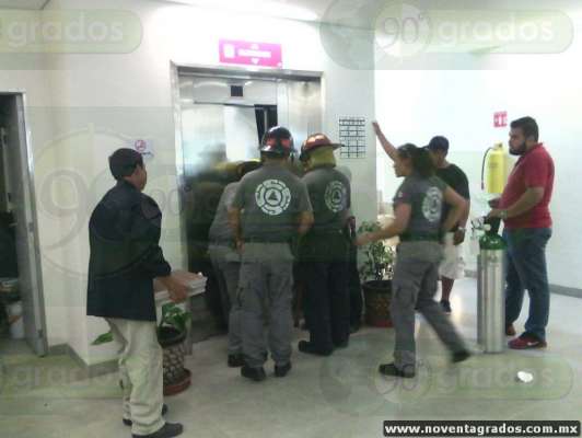 Mujeres y niña quedan atrapadas en elevador de hospital en Apatzingán, Michoacán - Foto 0 