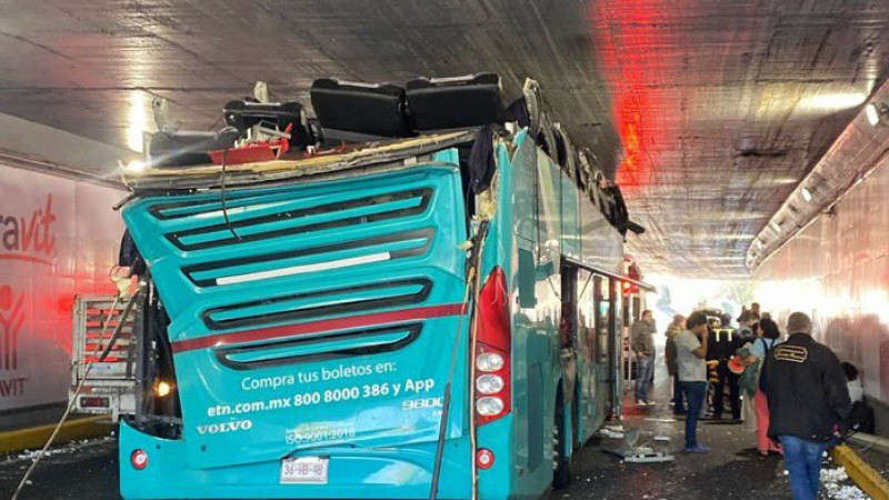 Autobús de pasajeros se atora en puente de la CDMX; hay 16 heridos 