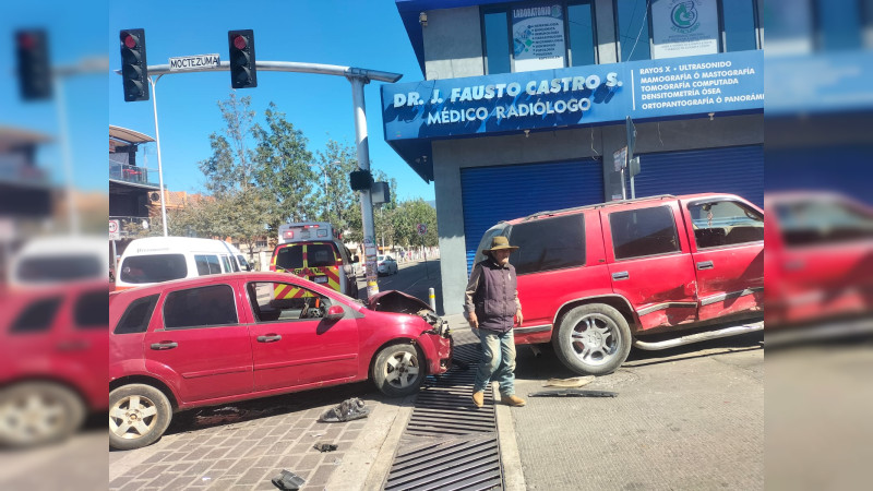 Se registra choque vehicular en Zitácuaro, Michoacán 