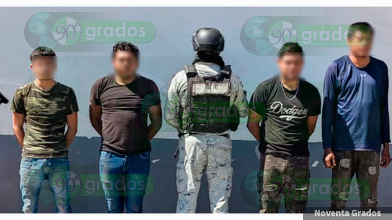 Detienen a 4 con armas largas, cartuchos y equipo táctico en La Huacana, Michoacán 