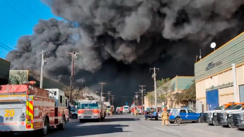 Continúan labores para sofocar incendio en bodega de San Nicolás de los Garza, Nuevo León 