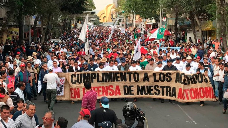 Electricistas y telefonistas se manifiestan a favor de reforma eléctrica de AMLO 