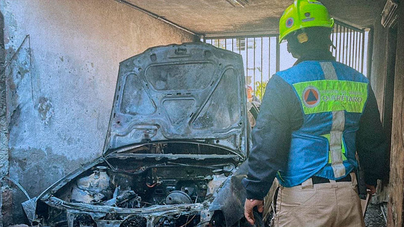 Arde vehículo en casa de la colonia Libertad, en Querétaro capital  