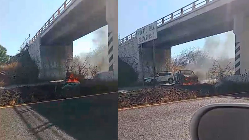 Normalistas bloquean y queman vehículos en la carretera  Morelia-Pátzcuaro  