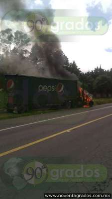 Incendian normalistas cuatro vehículos en Paracho - Foto 2 