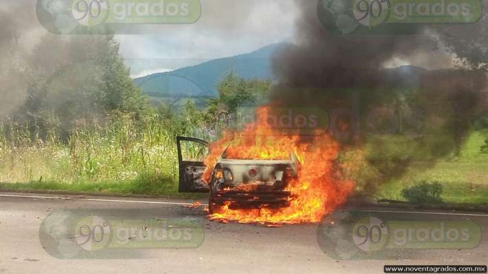 Incendian normalistas cuatro vehículos en Paracho - Foto 3 