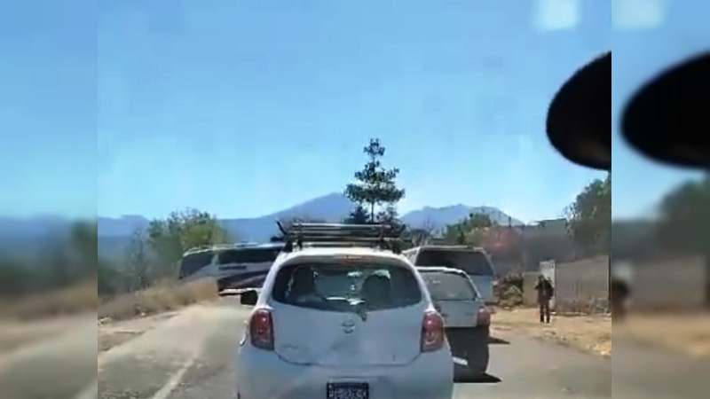 Normalistas de Tiripetío bloquean la carretera Morelia – Pátzcuaro: Secuestran autobuses 