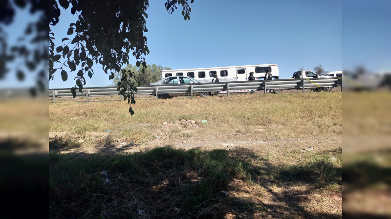 Abandonan un vehículo en la autopista Salamanca-Celaya