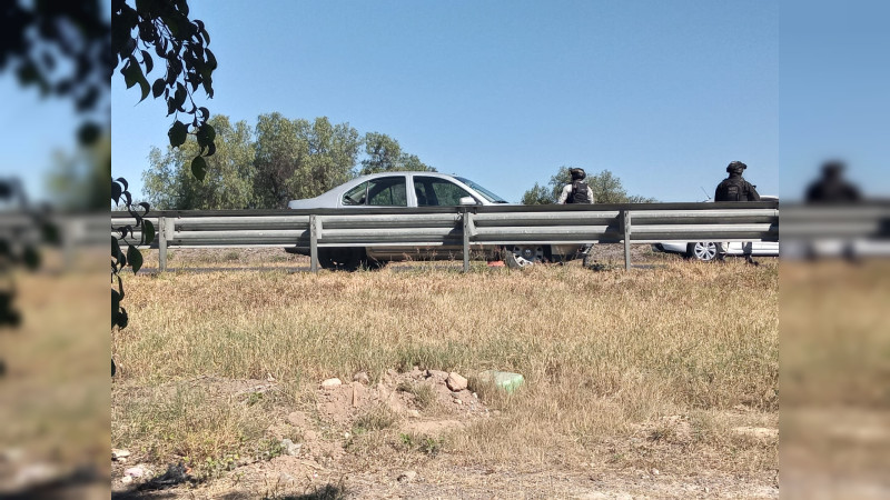 Abandonan un vehículo en la autopista Salamanca-Celaya