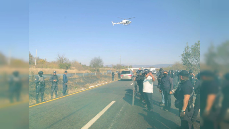 Libera carretera Morelia-Pátzcuaro, “normalistas” la bloqueaban 