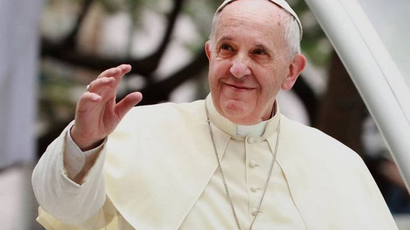 Papa Francisco asegura que es una “hipocresía” criticar la posibilidad de bendecir parejas gays 
