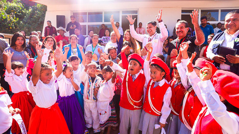 Nacho Campos, edil de Uruapan, Michoacán, entregó tres obras en el Centro de Educación Inicial Indígena 
