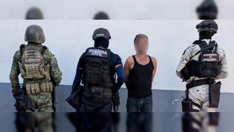 Detienen a hombre con rifle de grueso calibre, cargadores y cartuchos, en Zicuirán, Michoacán, bastión del crimen 