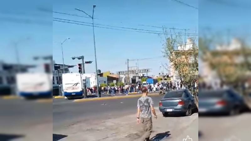 Normalistas bloquean calles en Morelia, Michoacán 