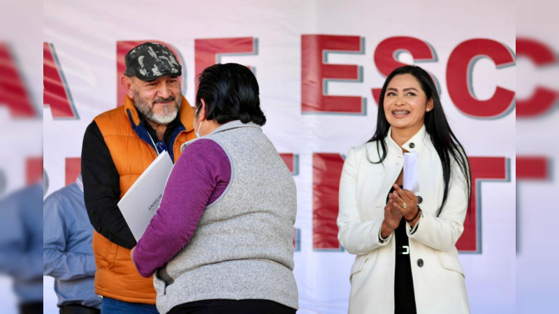Entrega Araceli Saucedo Reyes escrituras a familias del Fraccionamiento Bicentenario en Santa Clara del Cobre