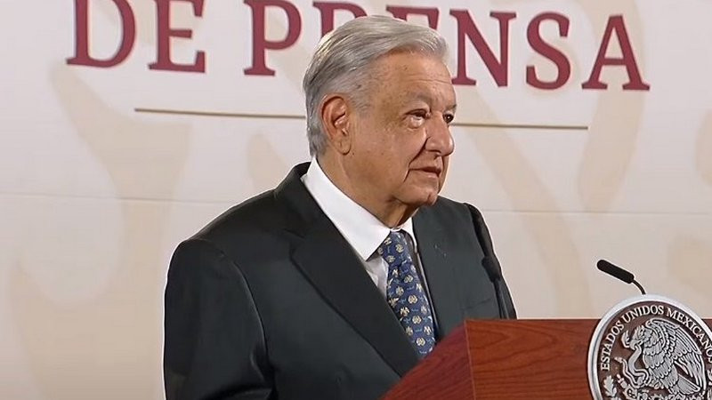 AMLO se presenta en su mañanera con una infección en el ojo derecho 