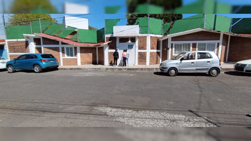 Morelia: Niñas de Casa Hogar Gertrudis Bocanegra, protestan en azotea del refugio 