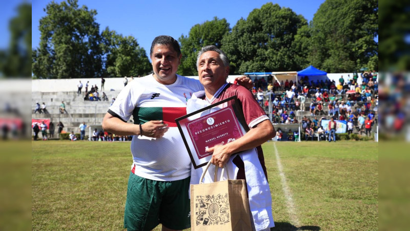 Gran fiesta futbolera se vive en partido de Leyendas en Uruapan 