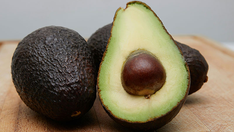 Senadores de Estados Unidos piden a Joe Biden frenar entrada de aguacate mexicano  