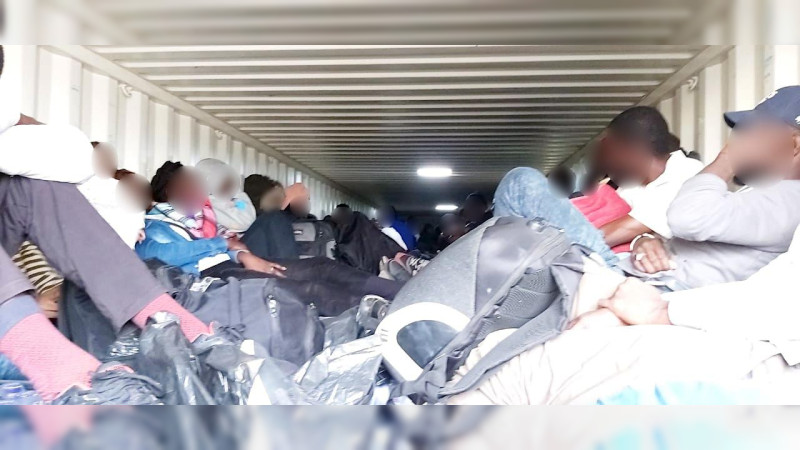 Aseguran a 251 migrantes que eran traficados en vagones de tren, en Sonora 