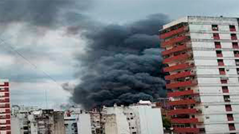 Incendio en subestación eléctrica deja 54 mil usuarios sin luz y vecinos evacuados en Buenos Aires 