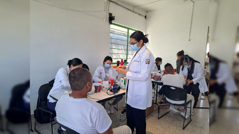 Llevan servicios médicos a penal de Uruapan