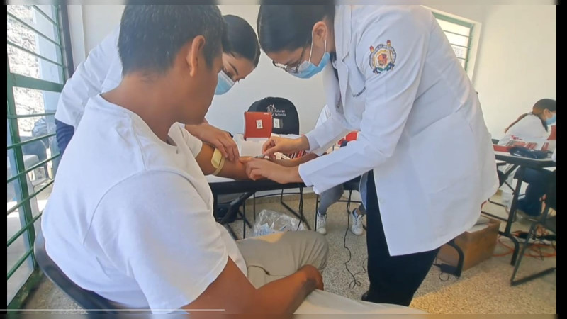 Llevan servicios médicos a penal de Uruapan