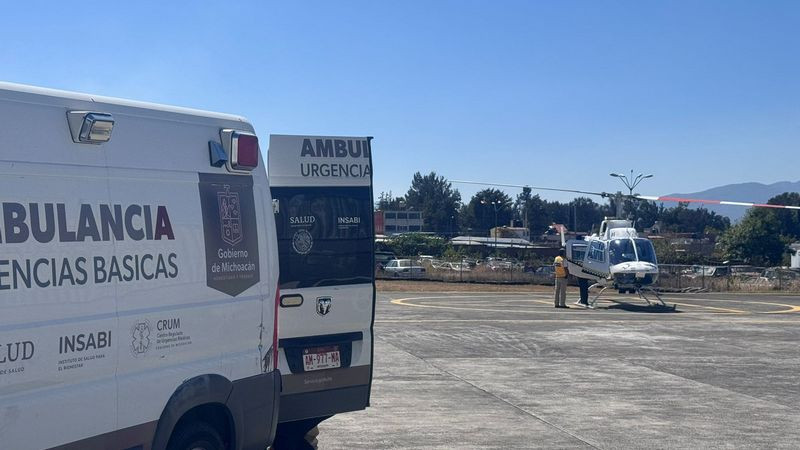 Trasladan a mujer con preclamsia severa de Apatzingán a Morelia, Michoacán 