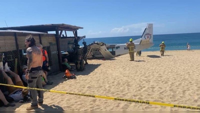 Aterriza avioneta sobre una persona en playa de Puerto Escondido, Oaxaca: Hay 5 heridos 