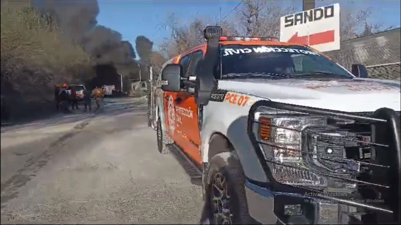 Se reporta incendio en corralón de vehículos en Nuevo León 