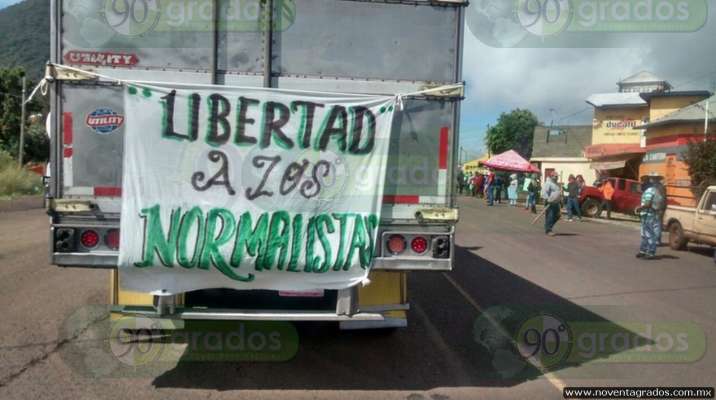 Bloquean normalistas y comuneros carretera en Michoacán - Foto 0 