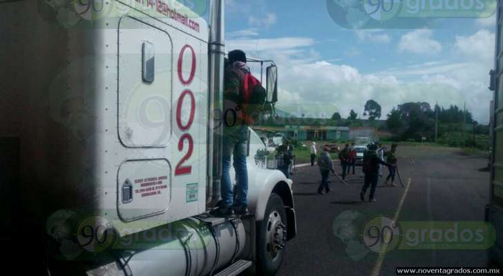 Bloquean normalistas y comuneros carretera en Michoacán - Foto 3 