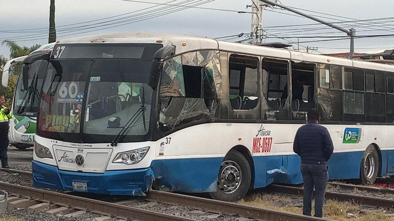 Tren se lleva camión de pasajeros en Celaya; hubo 9 lesionados 